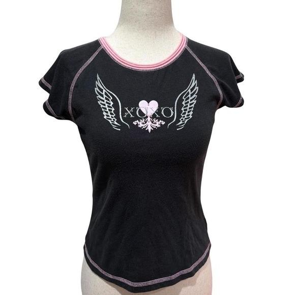 XOXO Tops - VTG Early 2000s Black & Pink Y2K XOXO Grunge Girly Heart & Wings Design‎